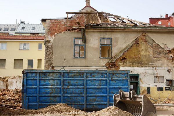 farewell_ye_olde_hunting_garage_the_blend_building_stock_demolition