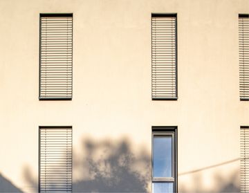 Detail einer Hausfassade im Sonnenlicht