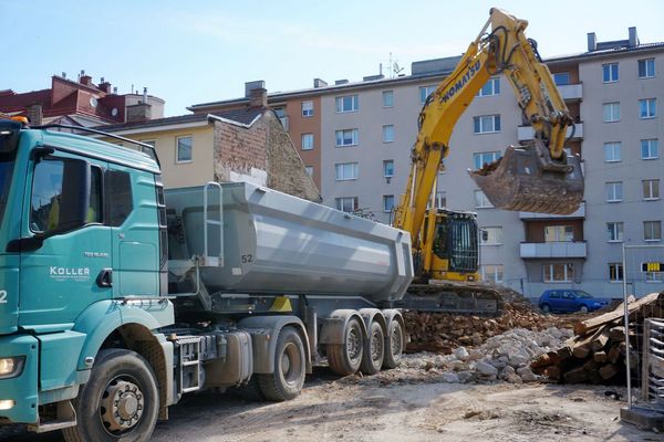 farewell_ye_olde_hunting_garage_the_blend_building_stock_demolition