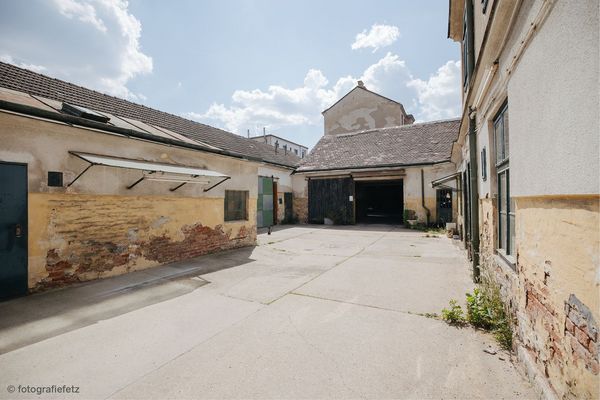 farewell_ye_olde_hunting_garage_the_blend_building_stock