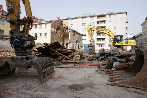 farewell_ye_olde_hunting_garage_the_blend_building_stock_demolition