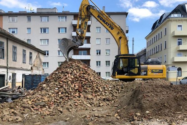 farewell_ye_olde_hunting_garage_the_blend_building_stock_demolition