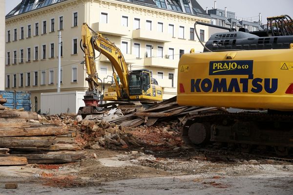 farewell_ye_olde_hunting_garage_the_blend_building_stock_demolition